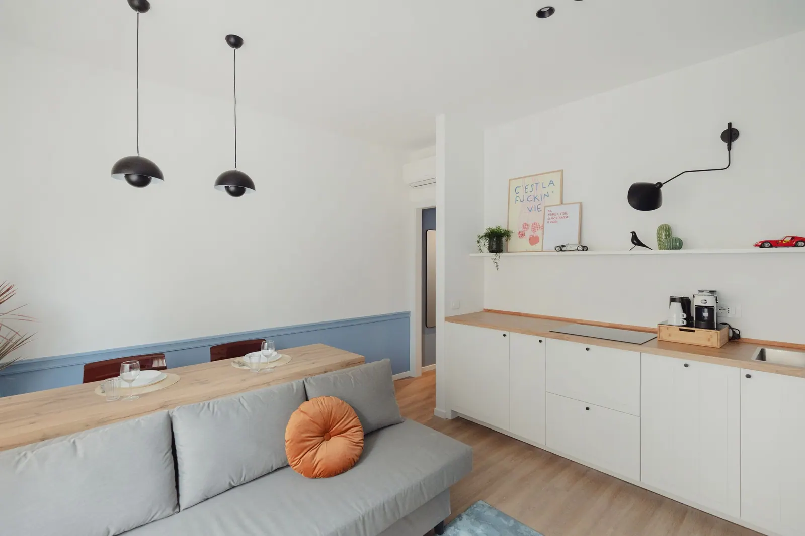 Bilo Blu: divano letto, tavolo e cucina