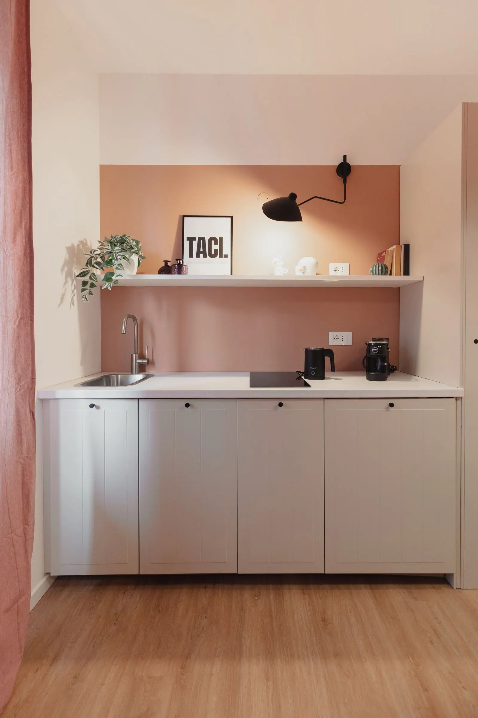 Mono Terracotta: cucina con parete terracotta