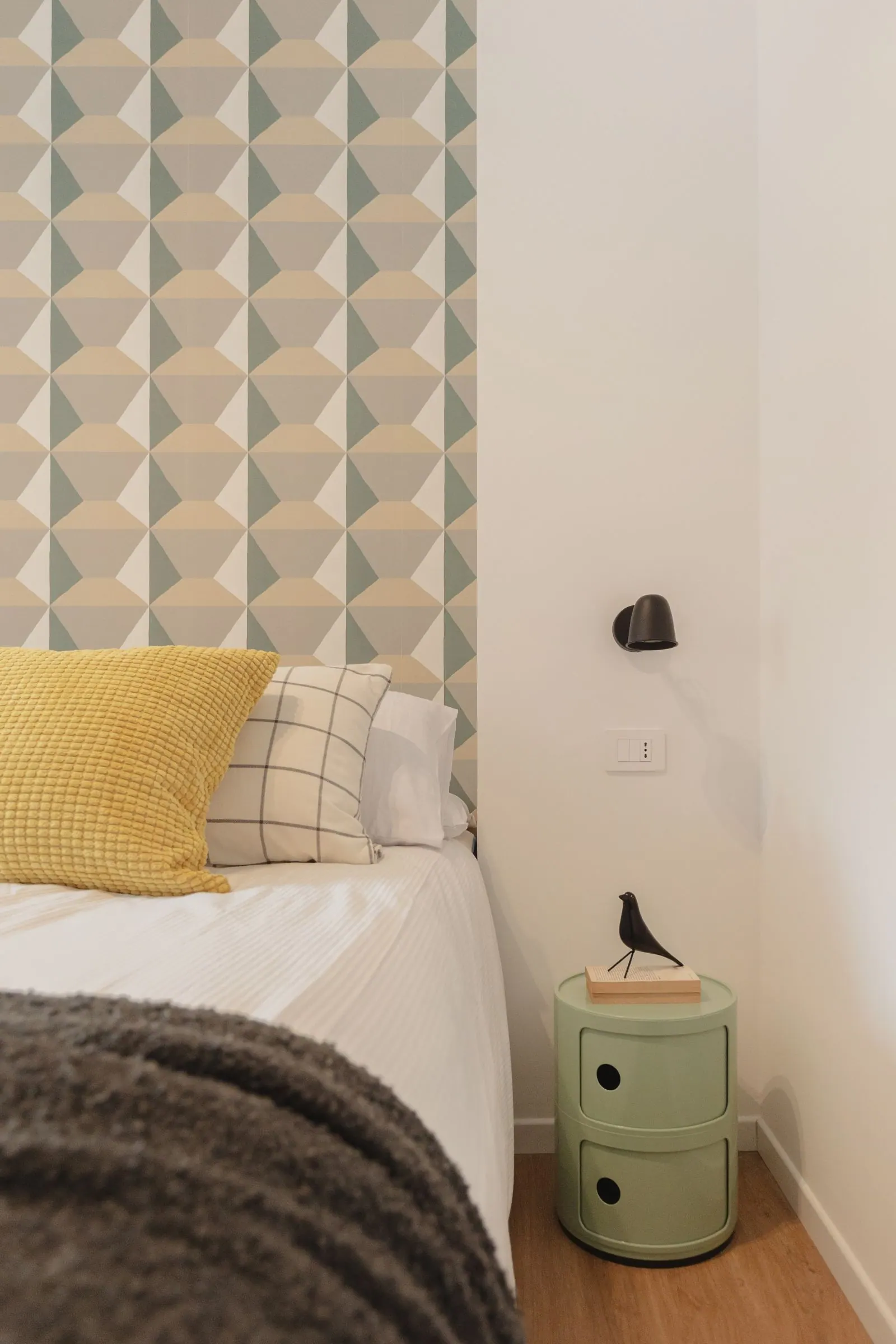 Mono Verde: letto con carta da parati geometrica verde